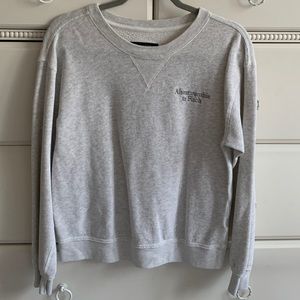 Abercrombie and fitch grey crewneck weatshurt with stitched logo. size small